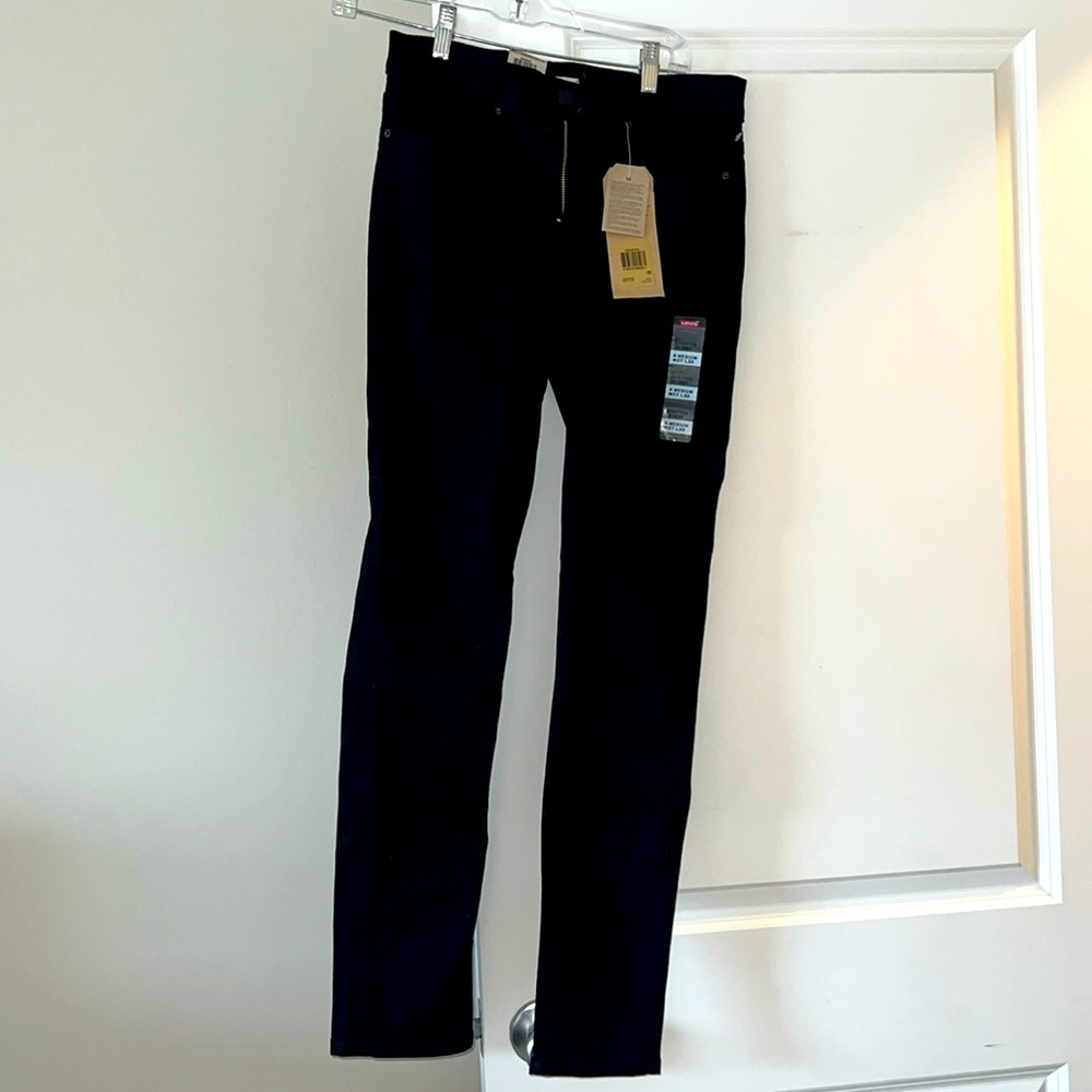 Women black Levis nwt 311 skinny fit
Mid Rize. Tummy slimming. Size 4M/W27/L30